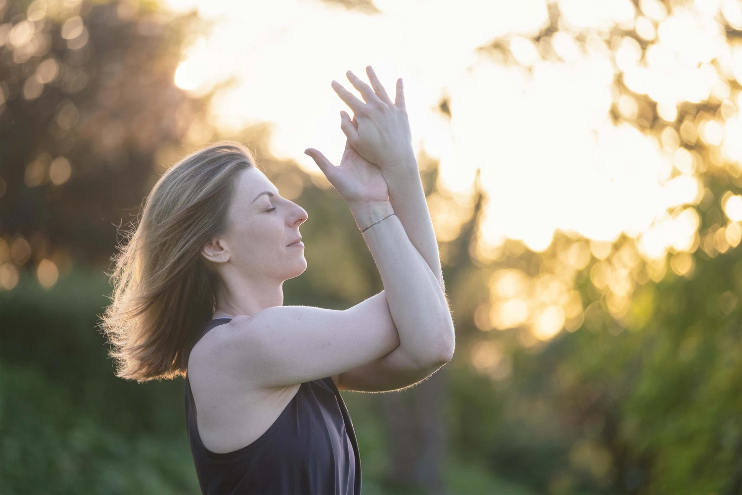 Claudia Schriever in der Yoga Position Eagle Arms